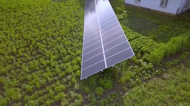 Μπλε ηλιακοί συλλέκτες για καθαρή ενέργεια σε πράσινο γρασίδι. - Πλάνα, βίντεο
