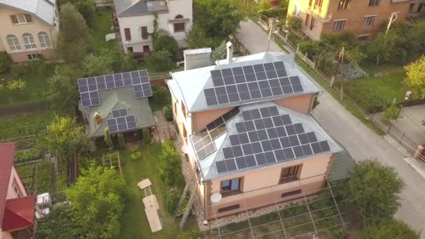 Ilmakuva omakotitalosta, jossa on aurinkopaneelit katolla. Uusiutuvan energian aurinkosähköjärjestelmä rakennuksessa ja maassa. - Materiaali, video