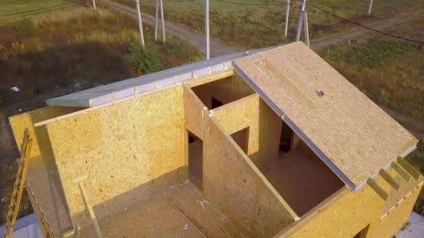 Új és modern moduláris ház építése. Falak készült kompozit fa korty panelek styrofoam szigetelés belsejében. Az energiahatékony otthoni koncepció új keretének kiépítése. - Felvétel, videó