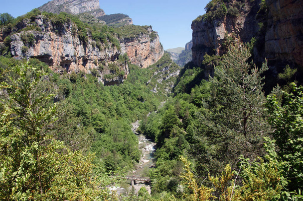 Parque natural de Ordesa y Monte Perdido en los Pirineos. Huesca España
 - Foto, Imagen