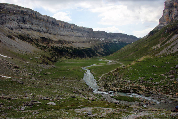 Parque natural de Ordesa y Monte Perdido en los Pirineos. Huesca España
 - Foto, imagen