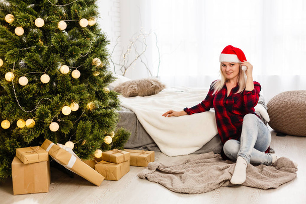 Mooie vrouw met kerst thuis - Foto, afbeelding