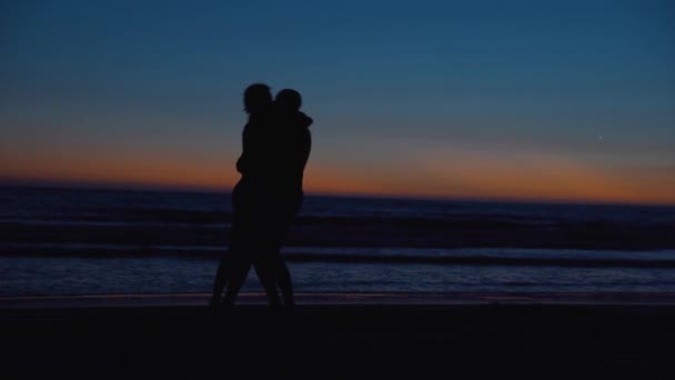 feliz pareja amorosa en la orilla del océano al atardecer en verano
 - Imágenes, Vídeo