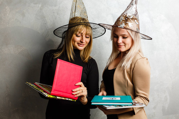 Cadılar Bayramı şapkalı iki mutlu genç kadının portresi. - Fotoğraf, Görsel