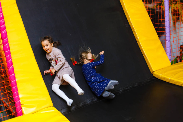 Criança pulando no trampolim playground colorido. Centro de atividades e brincadeiras para crianças
  - Foto, Imagem