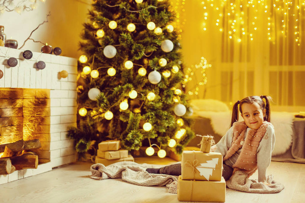 hübsches junges Mädchen träumt von Weihnachten, Tannenbaum dahinter - Foto, Bild