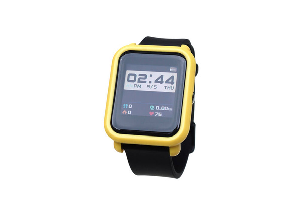 Um relógio inteligente com caso amarelo isolado no fundo branco
                            - Foto, Imagem