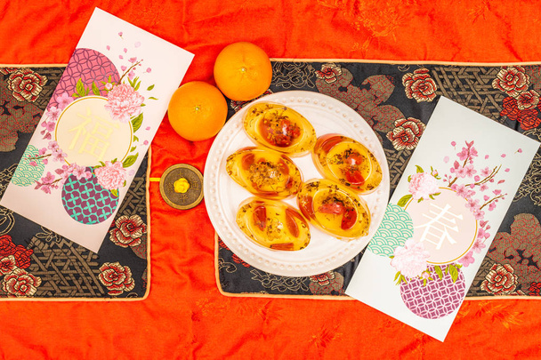 Osmanthus-Gelee mit Wolfbeeren. lunare chinesische Neujahrsjause. Abkühlender Nachtisch nach dem Essen. Feier mit roten Päckchen. - Foto, Bild