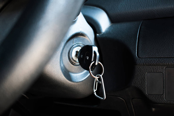 Detailní záběr, klíček od auta v klíčové dírce. - Fotografie, Obrázek