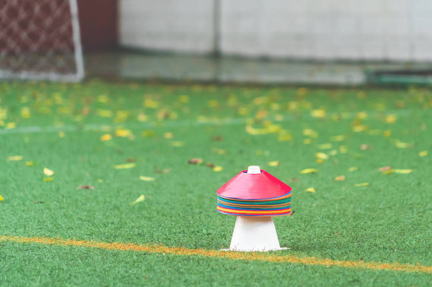 Colorido cono deportivo y marcador para el fútbol y otros deportes traini
 - Foto, Imagen
