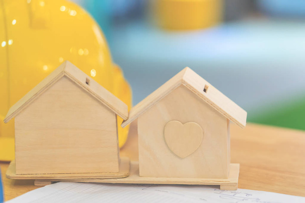 Sparen und planen, ein Eigenheim für Ehepaare zu bauen - Foto, Bild