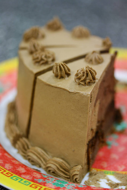Домашній смачний шоколадний торт з вершками
 - Фото, зображення