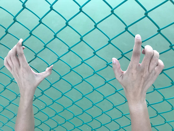 рука людини пасує до зеленого залізного бару, невільна концепція
 - Фото, зображення