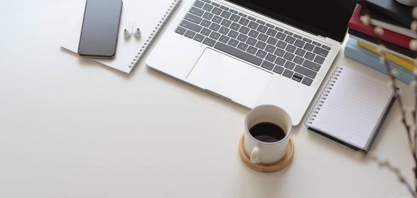 Top kilátás kényelmes munkaterület laptop számítógép és irodai kellékek fehér fa asztal  - Fotó, kép