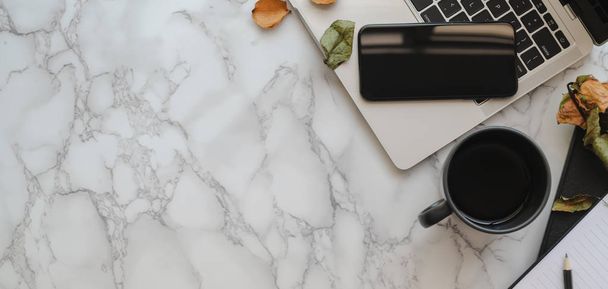 Top view modern munkaterület laptop és irodai kellékek márvány asztal háttér  - Fotó, kép
