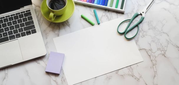 Top weergave van de moderne kunstenaar werkplek met kantoorbenodigdheden en schets papier op marmeren bureau achtergrond - Foto, afbeelding