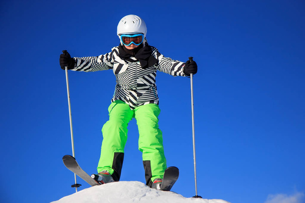 Fille sur la neige avec ski
 - Photo, image