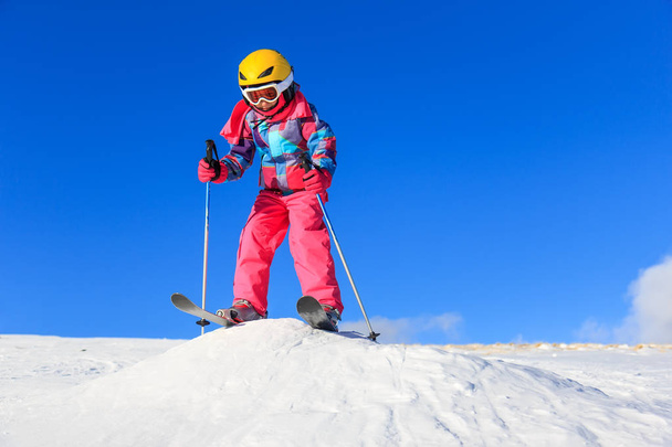 Dívka na sněhu s lyžemi - Fotografie, Obrázek