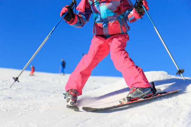 雪の上の少女とスキー - 写真・画像