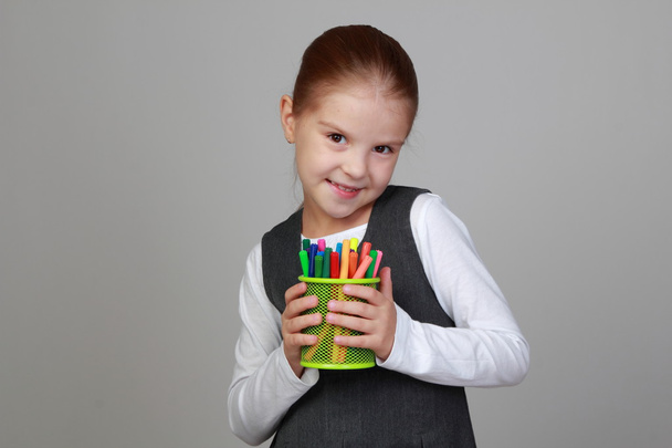 Schoolgirl with colored felt-tip pens - Фото, зображення