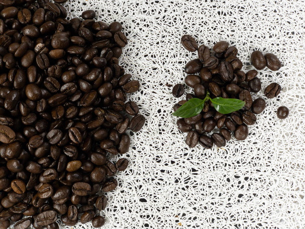 grains de café noirs en vrac
.  - Photo, image