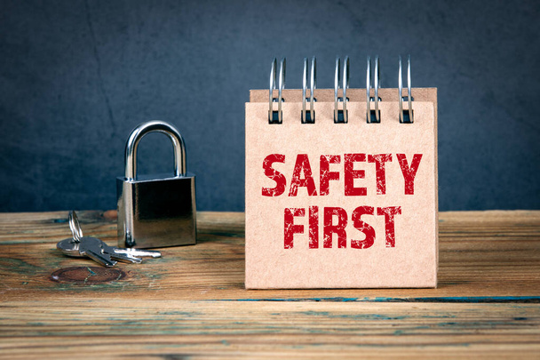 Önce güvenlik. İş yeri, ev, sosyal medya ve çocuk güvenliği kavramı - Fotoğraf, Görsel