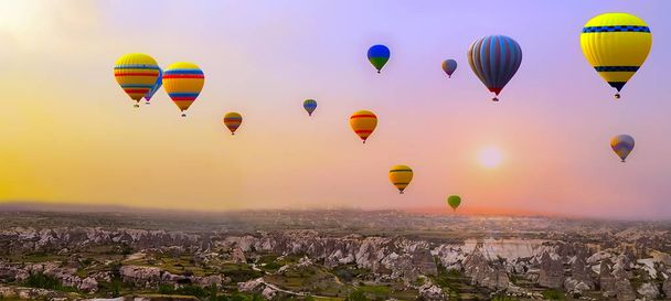 Hot air balloons mountain - Fotografie, Obrázek