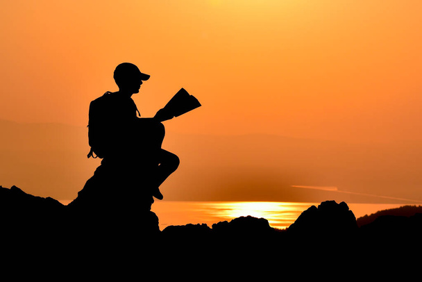 pohledy a životní styl muže, který čte knihu na mírových místech - Fotografie, Obrázek