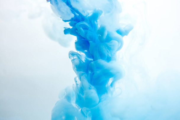 Tinta azul abstracta en el agua
 - Foto, imagen