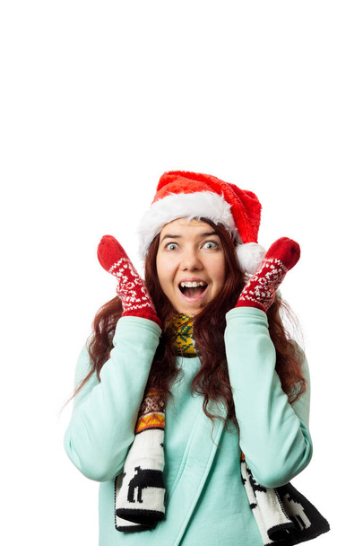 Foto der Brünette in Weihnachtsmannmütze auf weißem Hintergrund - Foto, Bild