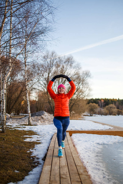 Portret młodej atletki na porannym ćwiczeniu w parku zimowym - Zdjęcie, obraz