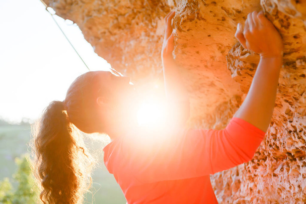 夏の日に岩の上に若いブルネットの観光客のハイキングの写真。日光効果 - 写真・画像