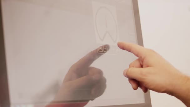 タッチプラスとマイナス記号を表示するグラフィックスイッチを手で調整します。現代的な部屋で快適でスマートホームコンセプトのためのアプリケーションでエアコンボタン。男性の指は自動制御パネルを回す。製造業における男の設定装置 - 映像、動画