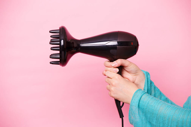 Γυναίκα με στεγνωτήρα μαλλιών σε ροζ φόντο. Στυλ μαλλιών αίσθηση ομορφιάς - Φωτογραφία, εικόνα