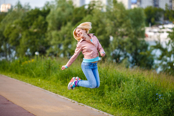 Портрет женщины прыгает и курит в парке
 - Фото, изображение