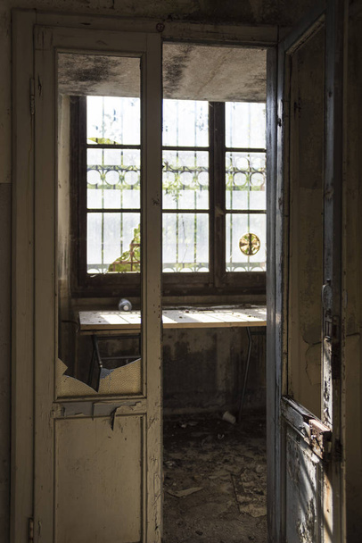 Une vieille fenêtre en bois cassée
 - Photo, image
