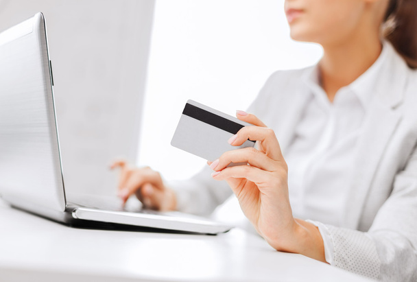 Businesswoman with laptop and credit card - Fotó, kép