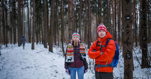 Imagem de homem e mulher de esportes em pé na floresta de inverno durante o dia
 - Foto, Imagem