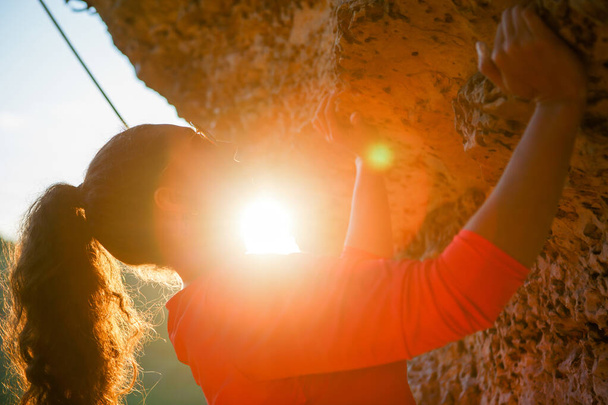 夏の日に岩の上に若いブルネットの観光客のハイキングのイメージ。日光効果 - 写真・画像