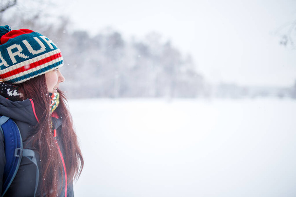 Portret kobiety z długimi włosami w zimowym lesie po południu - Zdjęcie, obraz