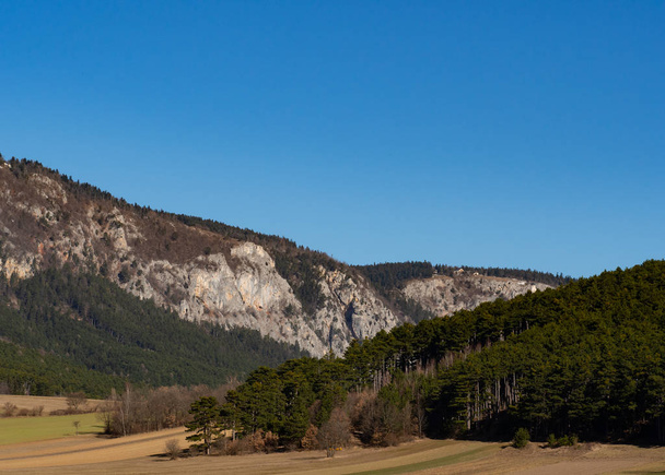 Landschaft Bergkette und blauer Himmel - Foto, Bild