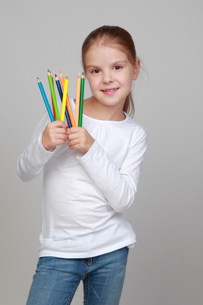 Schoolgirl with colored felt-tip pens - Fotoğraf, Görsel