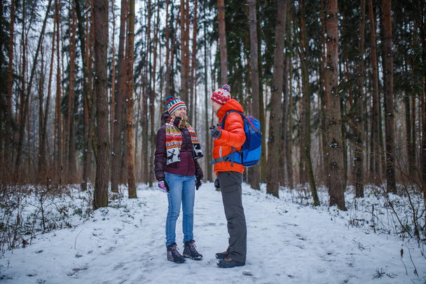 Spor adamı ve kadının gün boyunca kış ormanlarında durduğu görüntüler - Fotoğraf, Görsel