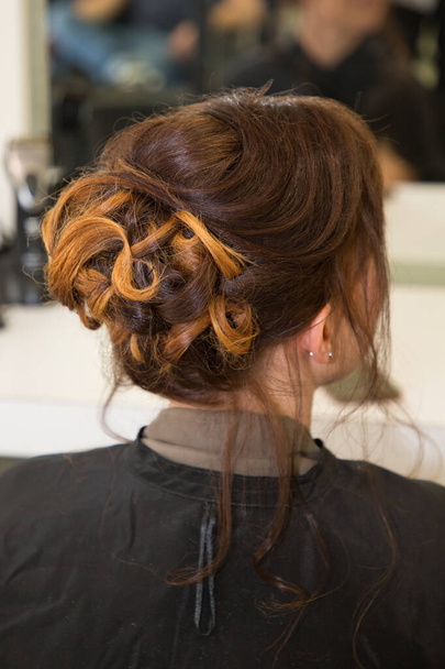 joven novia consiguiendo su pelo hecho antes de fiesta de boda
 - Foto, Imagen
