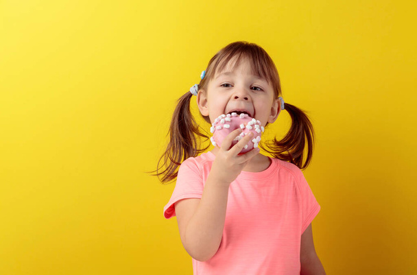 Τέσσερις-έτος-παλαιό κορίτσι φάω ντόνατ. - Φωτογραφία, εικόνα