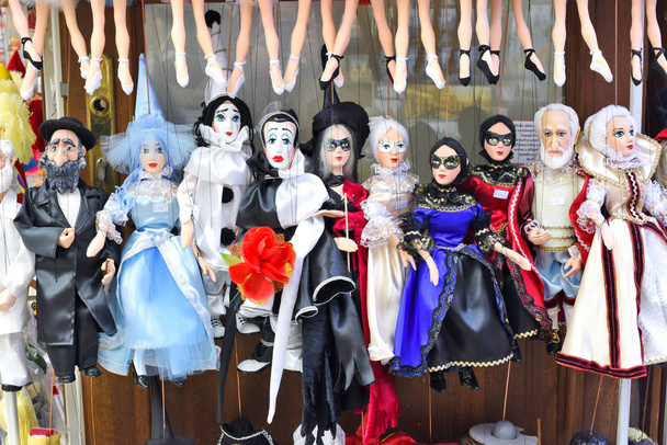 nukkeja venetsialaisissa karnevaalipuvuissa - Valokuva, kuva