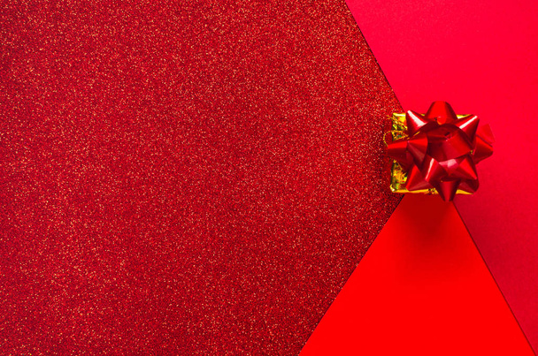 Kolme punaista sävyä loma kimaltelee ja keula lahja
 - Valokuva, kuva