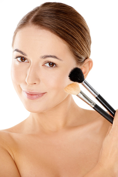 Mulher bonita segurando duas escovas cosméticas
 - Foto, Imagem