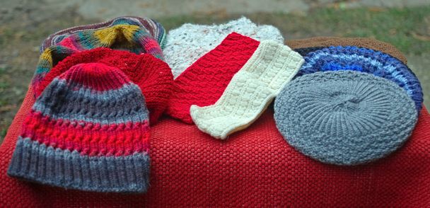 Wiele kolorowe ręcznie robione tradycyjne czapki zimowe na stole - Zdjęcie, obraz