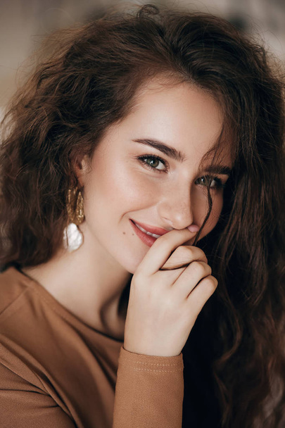 gyönyörű fiatal nő szemöldök top és fülbevaló - Fotó, kép